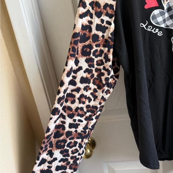 SHEIN Black Long Sleeve Kids Tee with Heart and Leopard Design - Picture 3 of 7